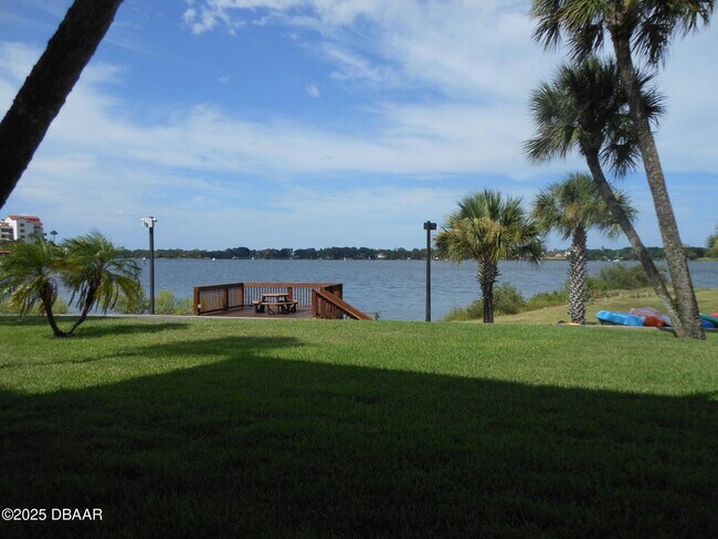Foto del edificio - 719 S Beach St