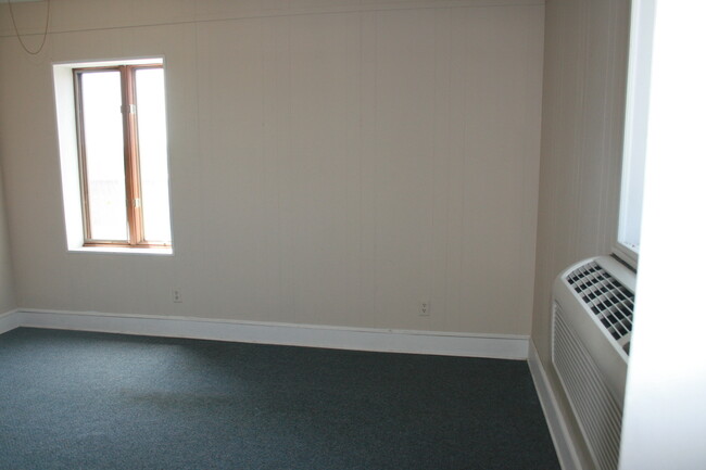 Building Photo - 1 bedroom apartment on Main Street Henders...