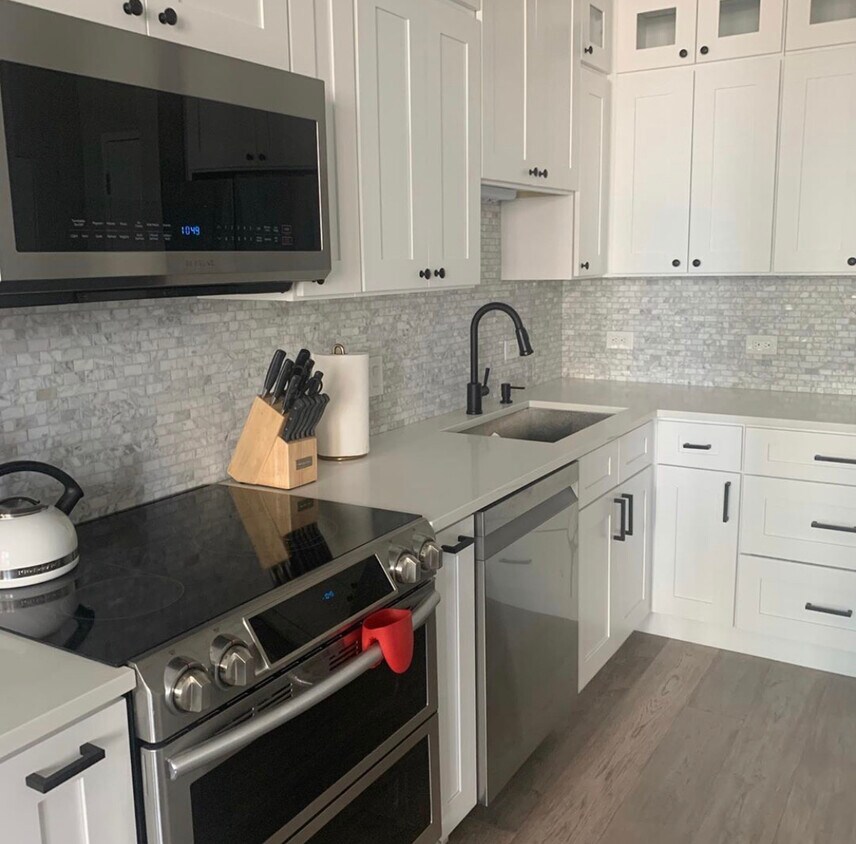 Modern kitchen, Samsung appliances, garbage disposal, ample cabinet space and soft closing drawers - 565 W Quincy St