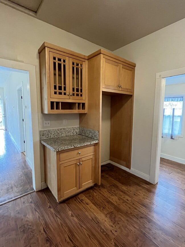 Building Photo - 644 Cowles Ave