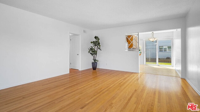 Building Photo - 5320 W 57th St
