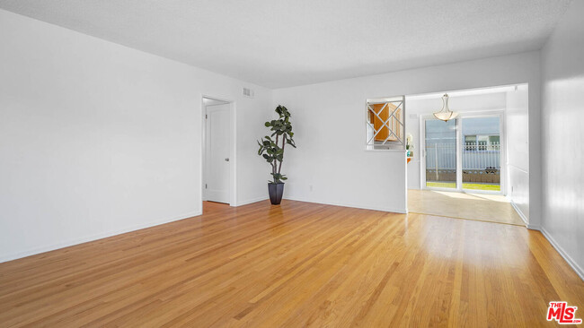 Foto del edificio - 5320 W 57th St