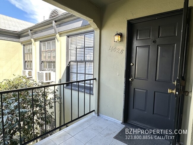 Building Photo - Renovated 1Bedroom 1Bathroom In Prime Holl...