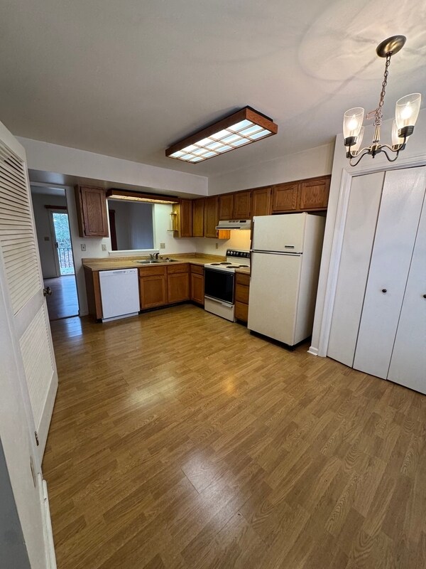 Foto del edificio - 16136 Clarence Ct