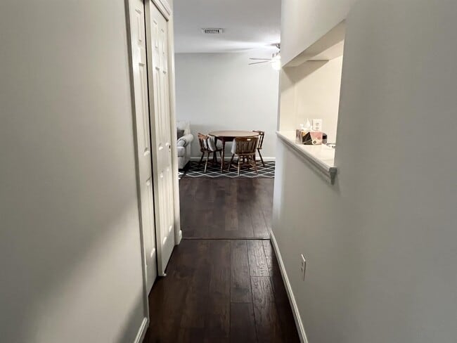 Foto del edificio - 690 S Porter St