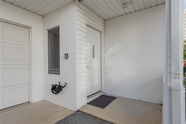 Building Photo - 320 Island Way