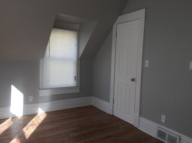 Building Photo - 611 W Madison St