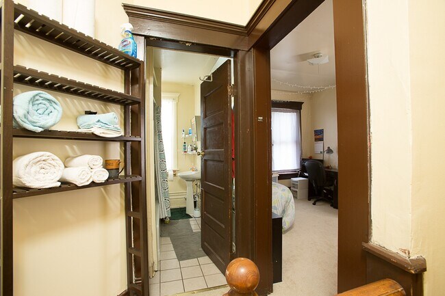 Foto del edificio - 2136 Summit St- Large 5 Bedroom Home