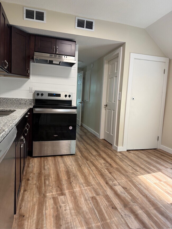 Foto del edificio - 902 Maple St W