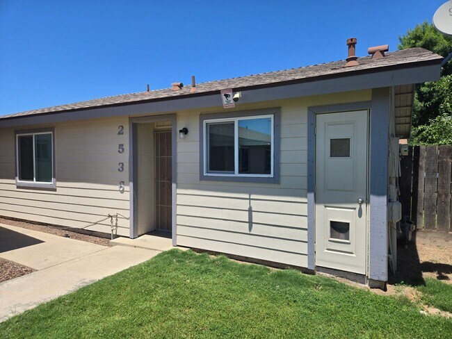 Building Photo - Unit For Rent