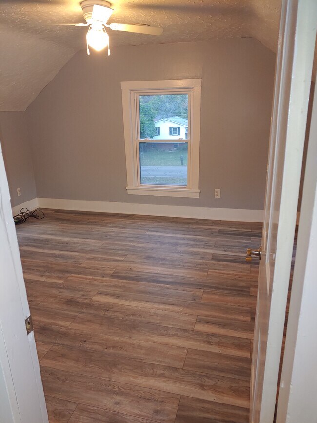 Dormitorio 1 - 102 E Hamilton St