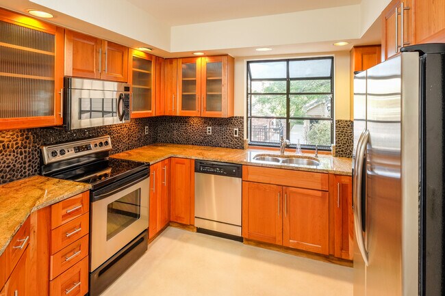 Cocina - 3527 E 2nd Ave