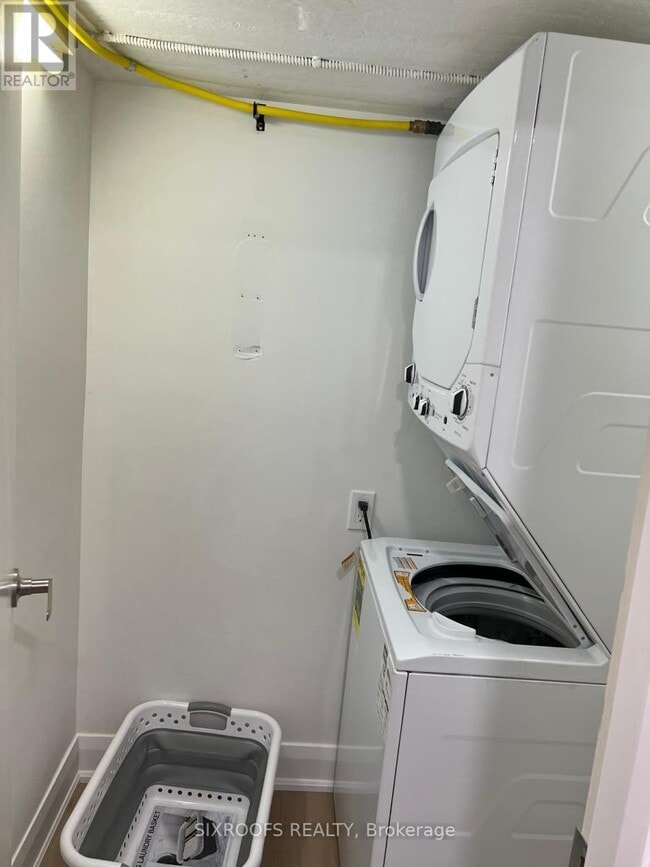 Building Photo - 390 Lake Promenade