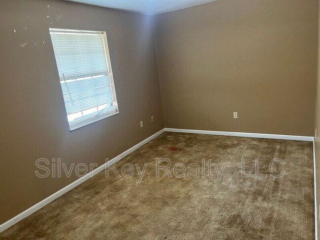 Building Photo - 823 Englewood Rd