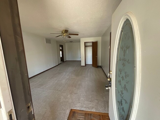 Building Photo - Spacious 3 bed, 1 1/2 bath, 1 car garage w...