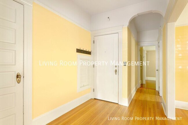 Building Photo - Vintage Charm with Modern Conveniences at ...