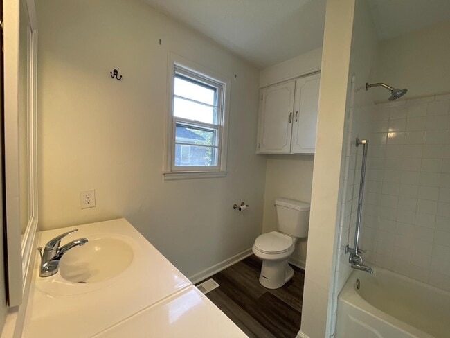 Foto del edificio - 597 N Forest St