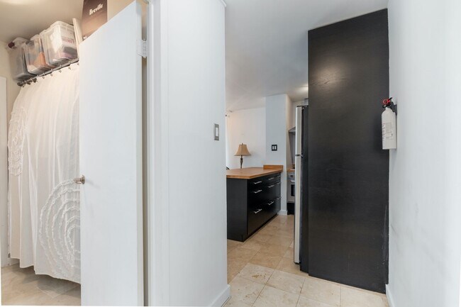 Foto del edificio - Sunny 2 BR at Claridge House Coop