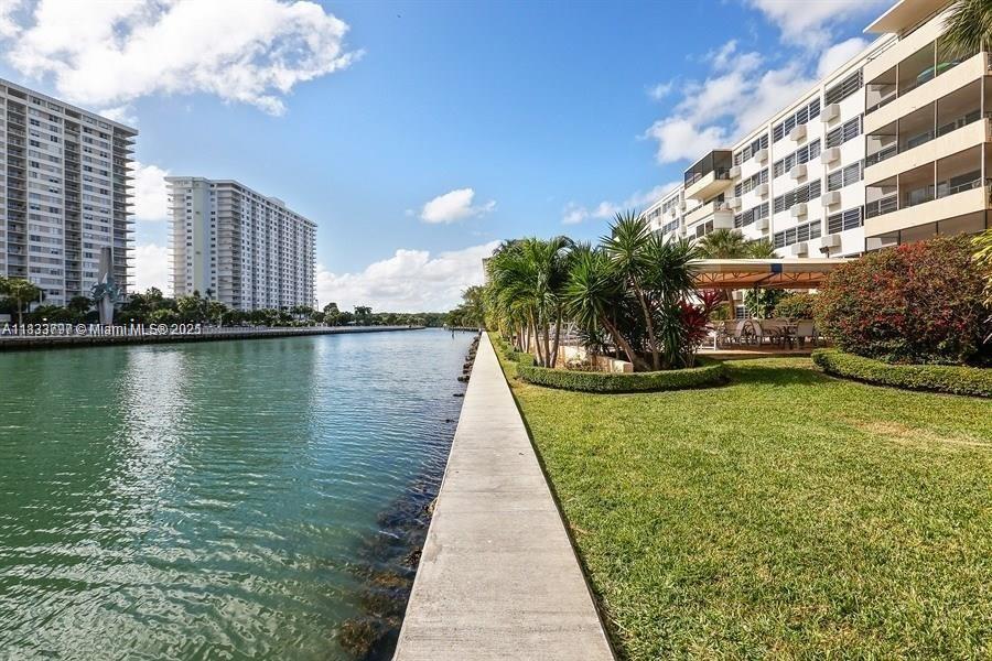 Foto principal - 220 Kings Point Dr