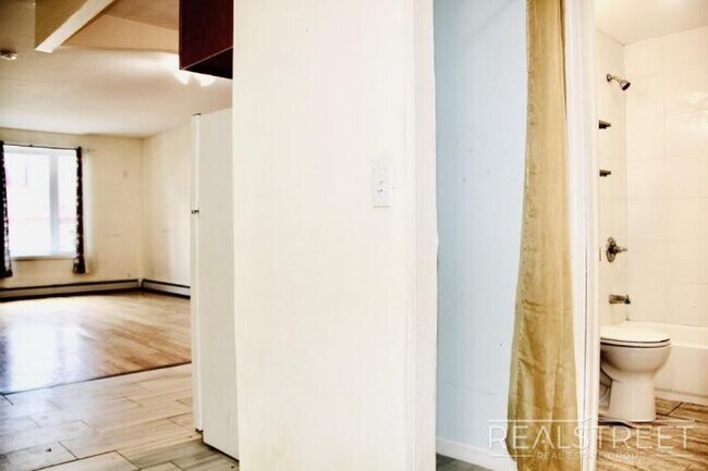 Foto del edificio - 3 bedroom in Brooklyn NY 11203