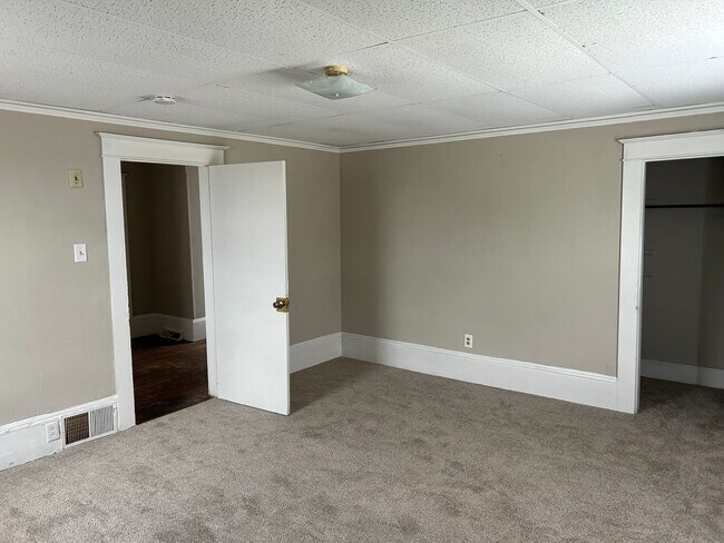 Foto del edificio - 4 bedroom/1 bath Home on 4th St