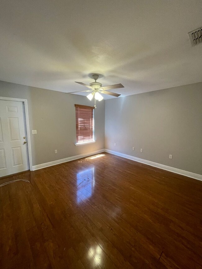 Building Photo - Gorgeous 3/3 Townhome!