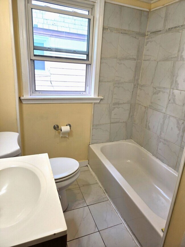 Foto del edificio - 118 Chad Brown St