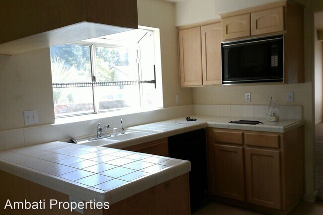 Building Photo - 3 br, 3 bath House - 483 E. Newport Dr.