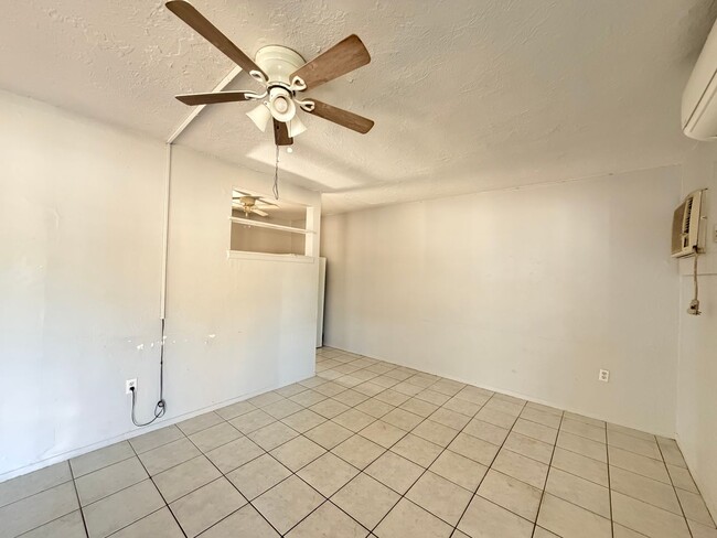 Building Photo - $0 Deposit Option – 2/1 Home on Clark Rd