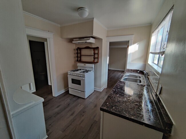 kitchen - 127 N New Hampshire Ave