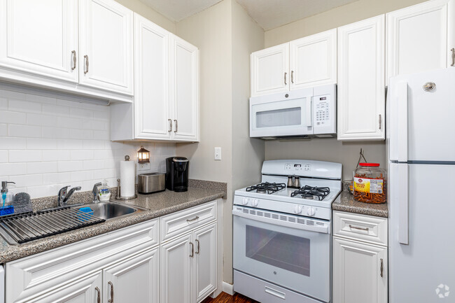 1HAB, 1BA - Cocina - Farmington Line Apartments