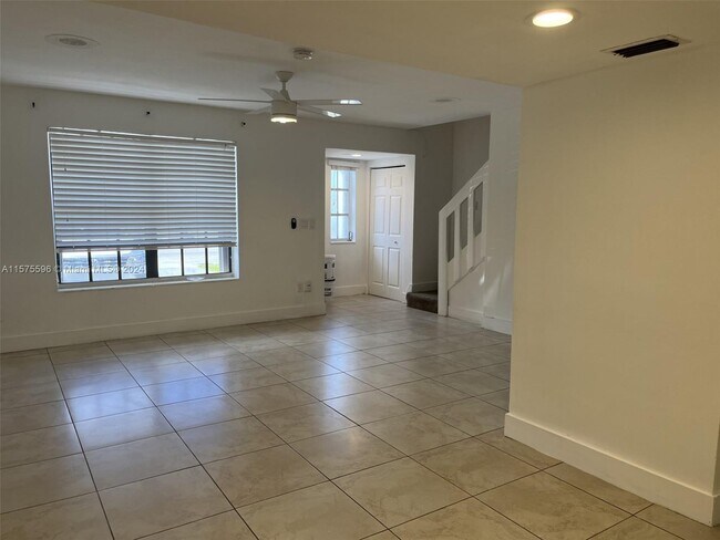 Foto del edificio - 1732 W 72nd St