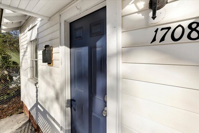 Foto del edificio - 1708 Lennox Ct