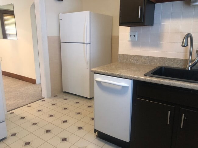 Kitchen - 129 Hamilton Dr