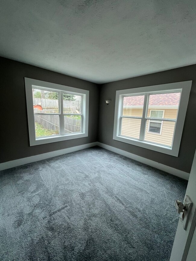 Building Photo - 3 Bedroom House Available Now!!
