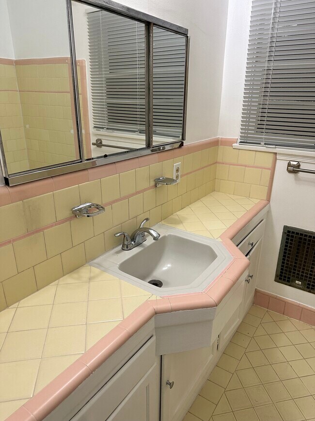 Baño - 4068 Lincoln Ave