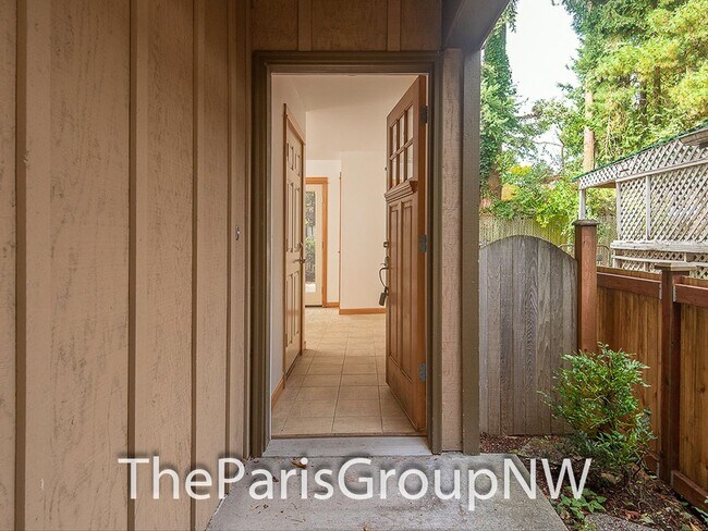 Foto del edificio - Gorgeous Greenwood Townhome * Walk to Lake...