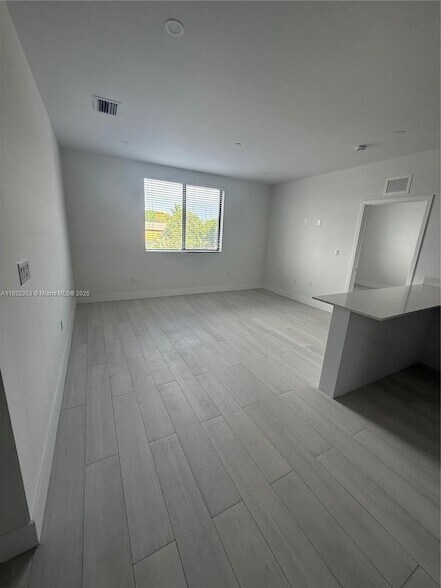 Building Photo - 1091 E 17th St