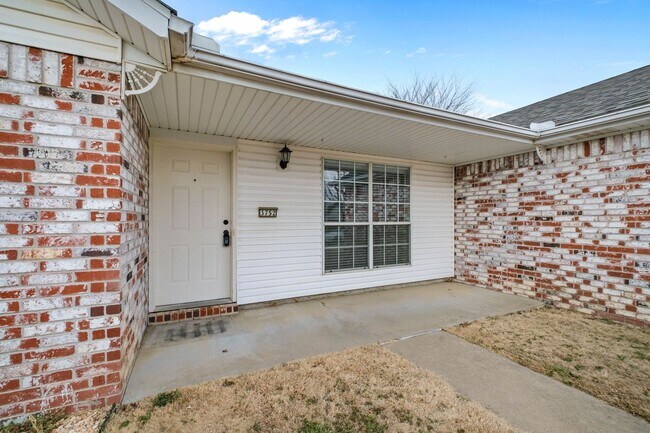 Foto del edificio - Modern 3-Bedroom Home with Open Kitchen & Fenced Yard