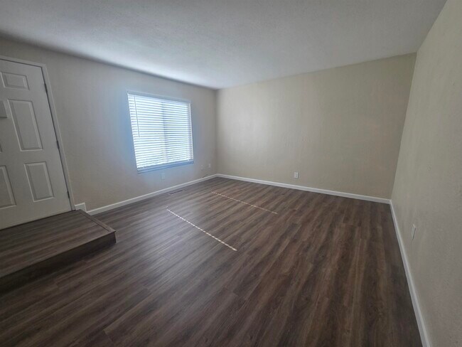 Foto del edificio - 20077 Redwood Rd