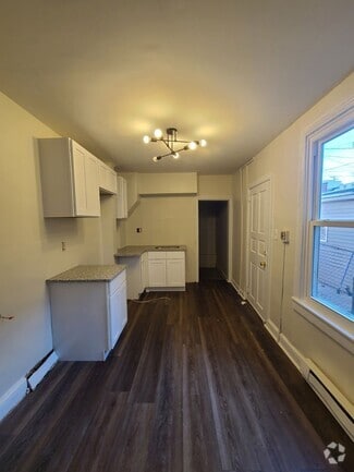 Building Photo - 137 Wunder St
