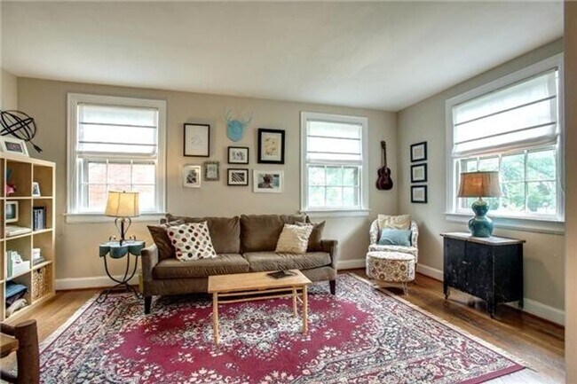 Building Photo - Charming Cottage For Rent