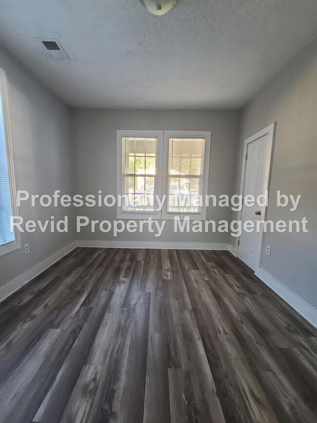 Building Photo - SECTION 8 ACCEPTED