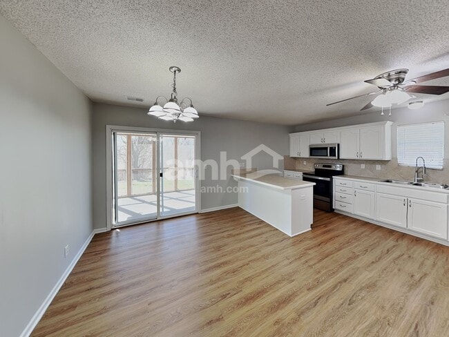 Foto del edificio - 1015 Bristol Dr