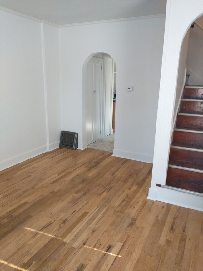 Foto del edificio - $1100 - 2 Bedroom 1 Bath Duplex - Walk to ...