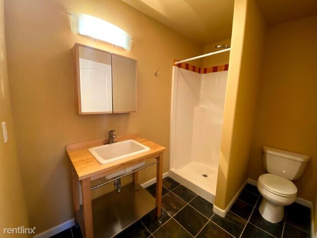 Building Photo - 2 br, 1 bath Apartment - 3647 NW Orchard Ct