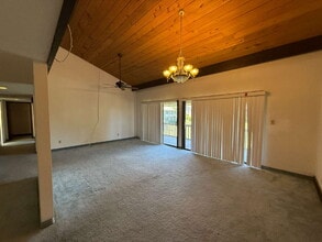 Building Photo - 926 Tennis Way