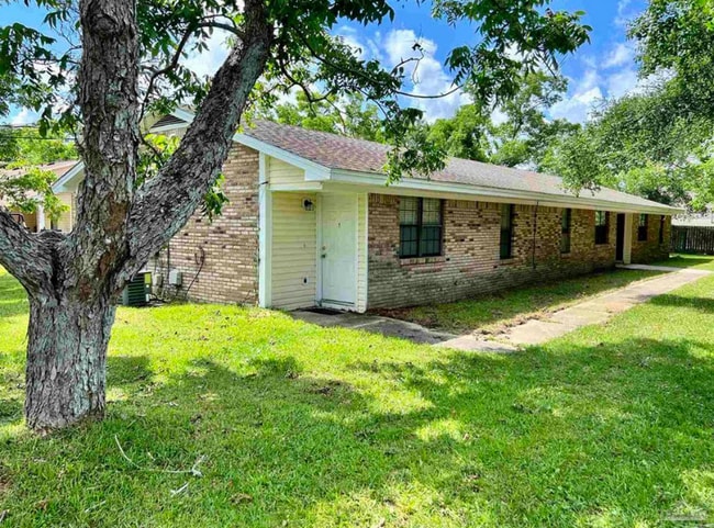 Building Photo - 2114 Hollyhill Rd