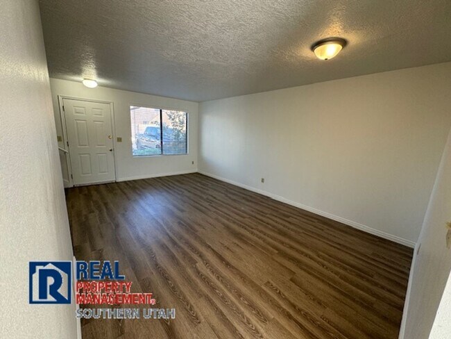 Foto del edificio - Townhome Near College