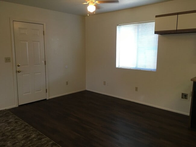 Foto del edificio - Charming 3-Bedroom Home with Fenced Yards